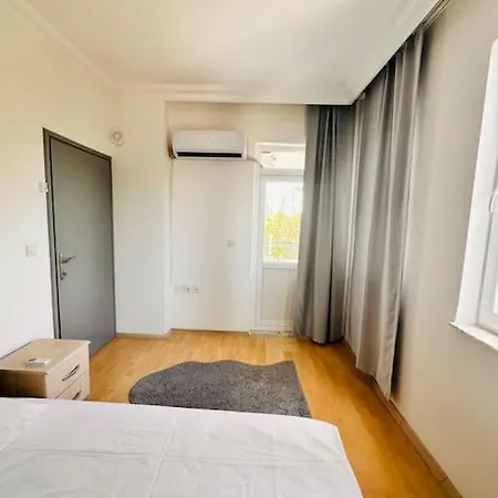 Denize Yakin, Ferah Apartment *