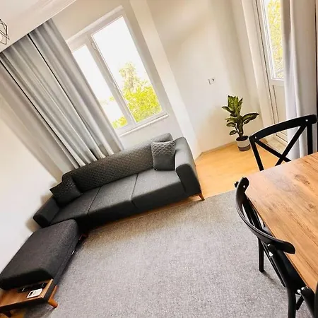 Denize Yakin, Ferah Apartment *